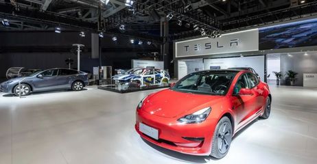 進博的熱度上海的溫度 | 拆解版特斯拉亮相，上海超級工廠“搬”上展臺，數據與網絡服務成焦點